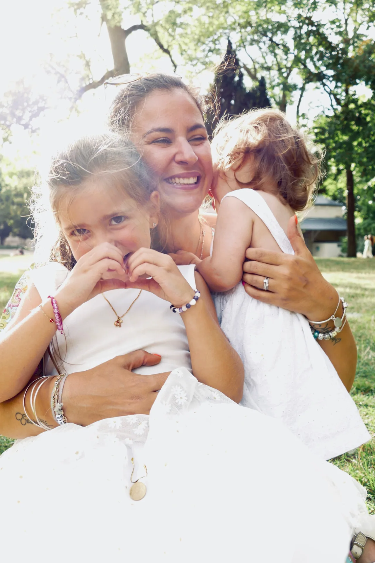 Laura avec deux enfants dans un moment de tendresse en extérieur
